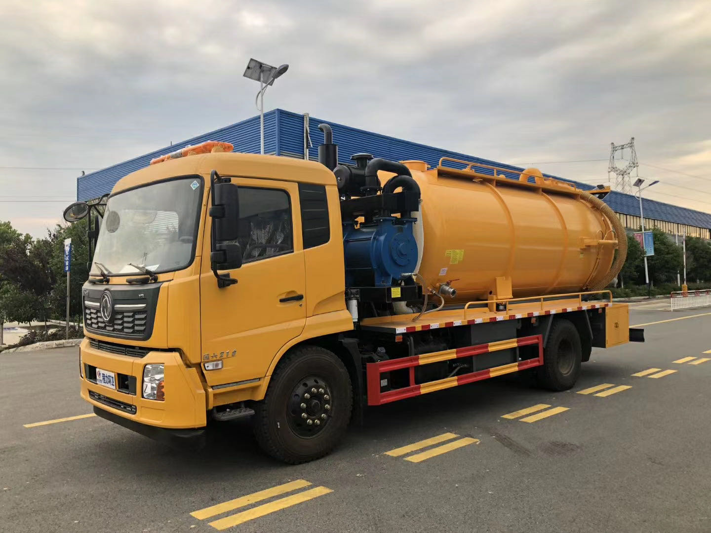 東風(fēng)天錦15方清洗吸污車(chē)實(shí)力究竟幾何？