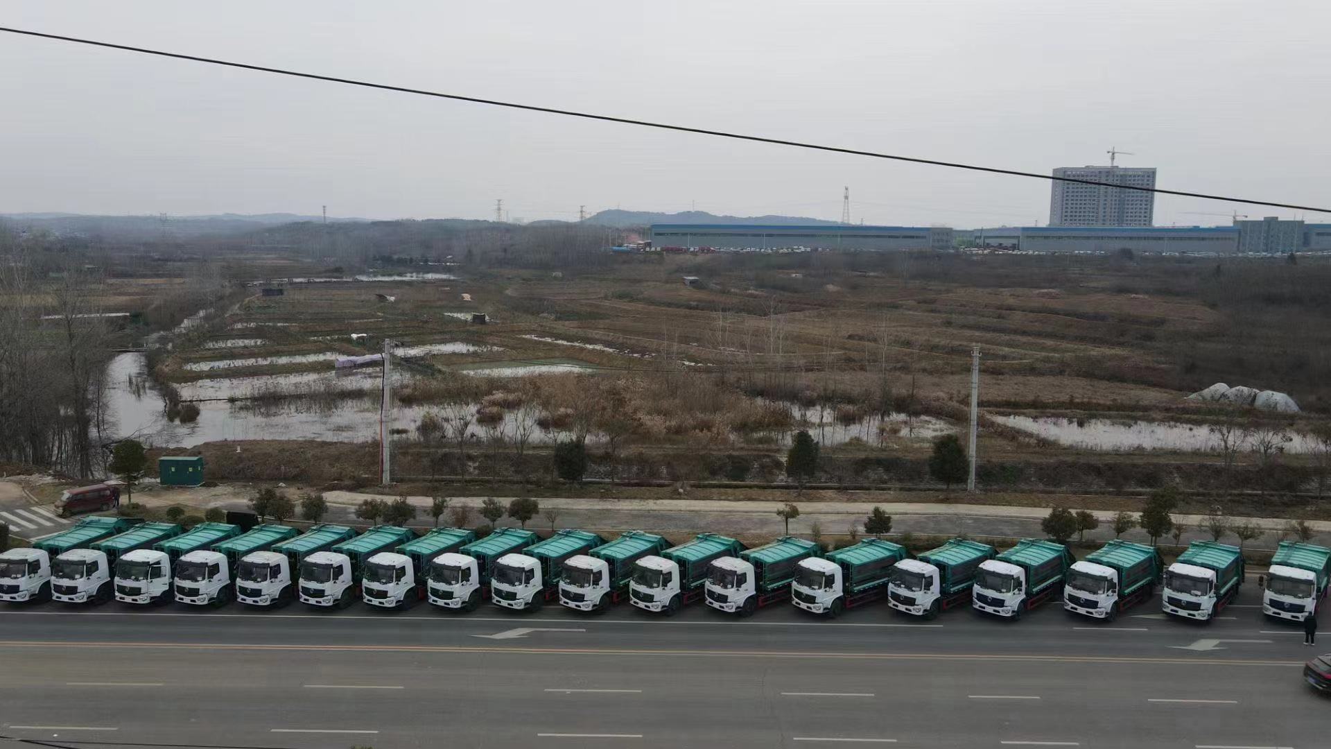 砥礪前行，程力集團(tuán)二十二臺東風(fēng)12噸壓縮垃圾車批量發(fā)車