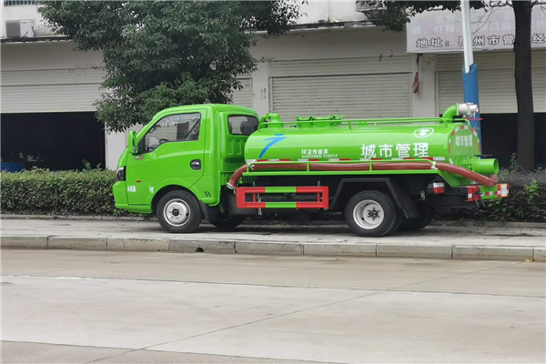 與環(huán)境共生，負(fù)責(zé)城市清理清潔工作的專用車輛國六藍牌吸糞車