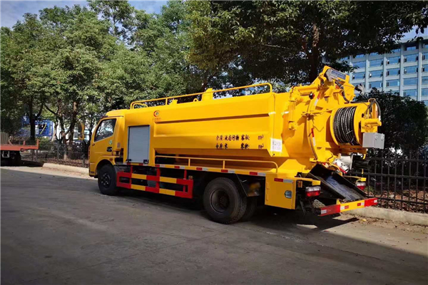 東風(fēng)吸污車清洗吸污車“吸污大法”運籌帷幄助力城市管道暢清