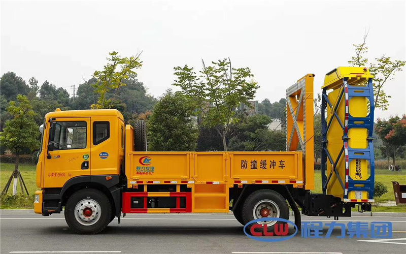 東風(fēng)D9系列防撞緩沖車，該車配目前國內(nèi)唯一滿足并通過國際最先進(jìn)的MASH-2016標(biāo)準(zhǔn)檢測的CANSINGA-TMA100K防撞緩沖包