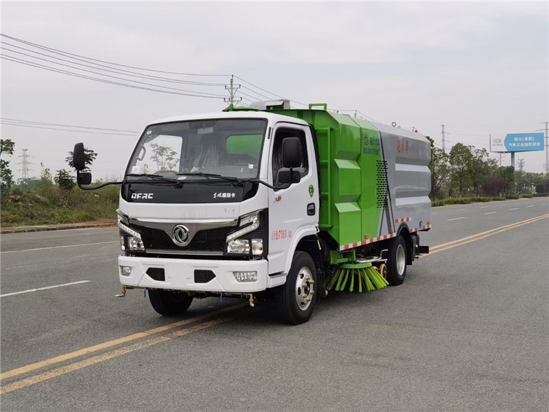 東風(fēng)福瑞卡國六洗掃車有現(xiàn)車，駕駛室內(nèi)一鍵控制，倒車及洗掃狀態(tài)室內(nèi)監(jiān)視器