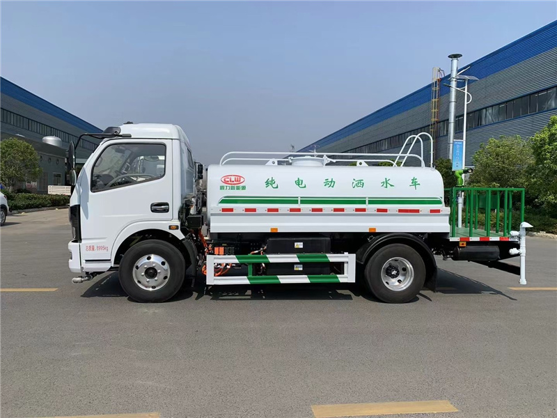 程力純電動(dòng)灑水車助力城市環(huán)衛(wèi)，隨著藍(lán)天保衛(wèi)戰(zhàn)的推進(jìn)，環(huán)保治理的深入，城市對(duì)于優(yōu)質(zhì)灑水車的需求不斷擴(kuò)大