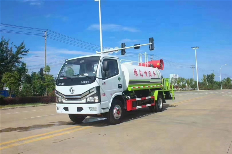 國(guó)六5噸霧炮車工地噴霧降塵，廣告牌清洗和公路綠化帶的澆灌、噴藥滅蟲作業(yè)一車多用
