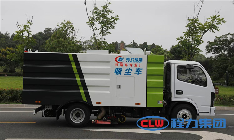 多功能全吸式掃路車是采用技術(shù)研制的新產(chǎn)品又名吸塵車，本產(chǎn)品可有效減少粉塵污染，提高空氣質(zhì)量，降低空氣中可吸入顆粒物的含量