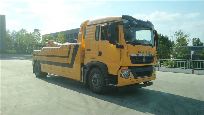 程力清障車現(xiàn)車：國(guó)六豪沃單橋拖吊連體清障車已通過(guò)國(guó)家強(qiáng)制性認(rèn)證證書(shū)，排放標(biāo)準(zhǔn)達(dá)到國(guó)家環(huán)保要求