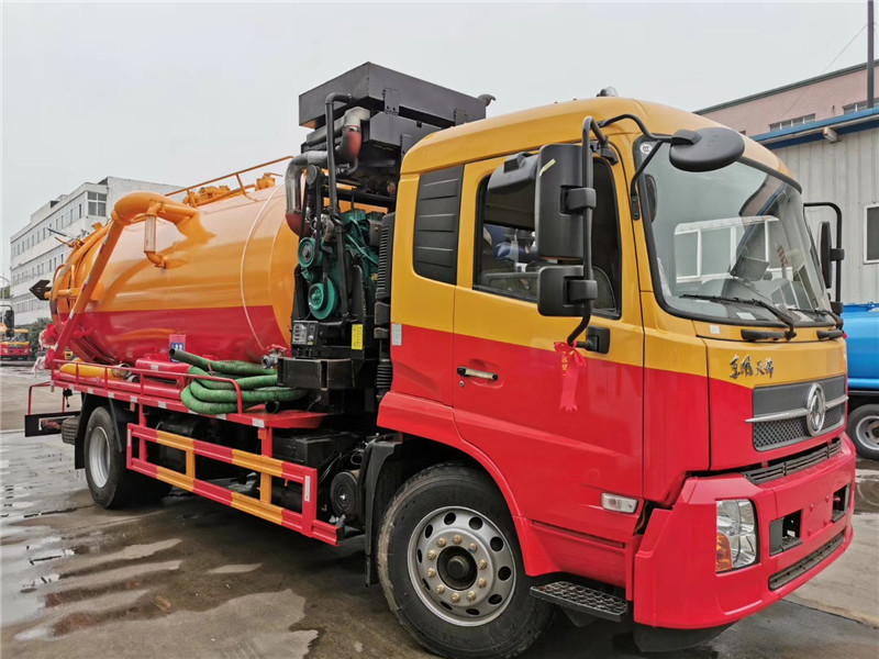 東風(fēng)天錦吸污車吸污泵采用山東2BE-204水循環(huán)真空泵，精密度高，吸力大