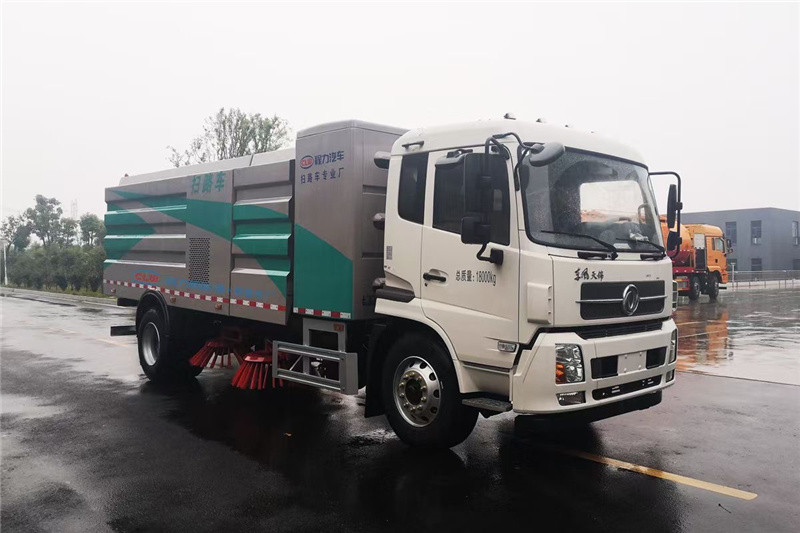 東風(fēng)途逸純電動(dòng)掃路車用車成本低，零污染環(huán)保的專業(yè)掃路車