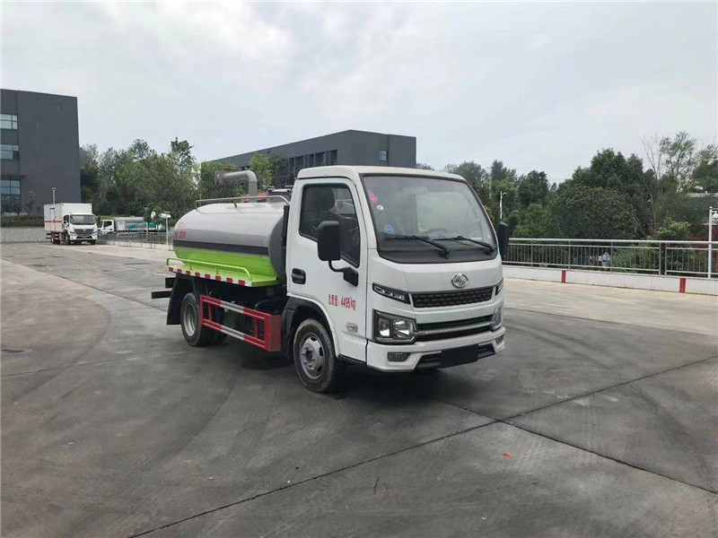 福田時(shí)代吸糞車色彩亮麗廣泛適用于各個(gè)場(chǎng)合的抽吸、裝運(yùn)和排卸作業(yè)