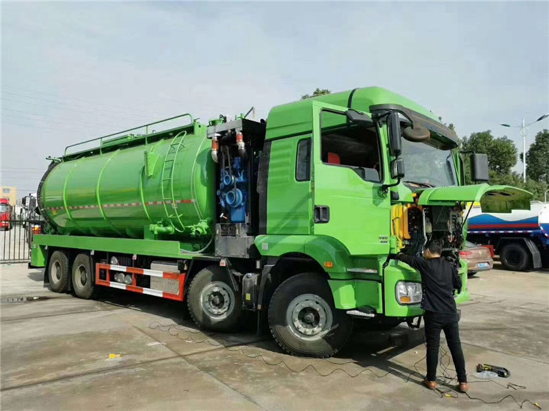 陜汽德龍前四后八國六清洗吸污車外觀個性時尚，內(nèi)在配置齊全