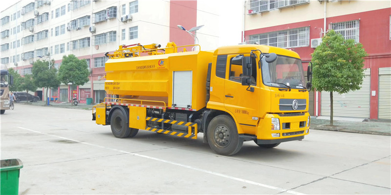 東風(fēng)多利卡聯(lián)合疏通車采用“全自動(dòng)污水、糞便快速處理系統(tǒng)”技術(shù)