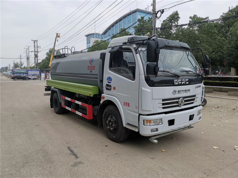 東風(fēng)多利卡灑水車適合風(fēng)沙抑塵、工地降塵，功力強(qiáng)、射程遠(yuǎn)