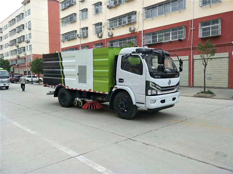 東風(fēng)天錦掃路車洗掃車能適應(yīng)不同道路表面的清掃要求，屬國內(nèi)首創(chuàng)