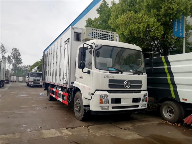 東風(fēng)天錦散裝飼料車采用電子油門操縱，操縱輕便，高可靠性、低排放