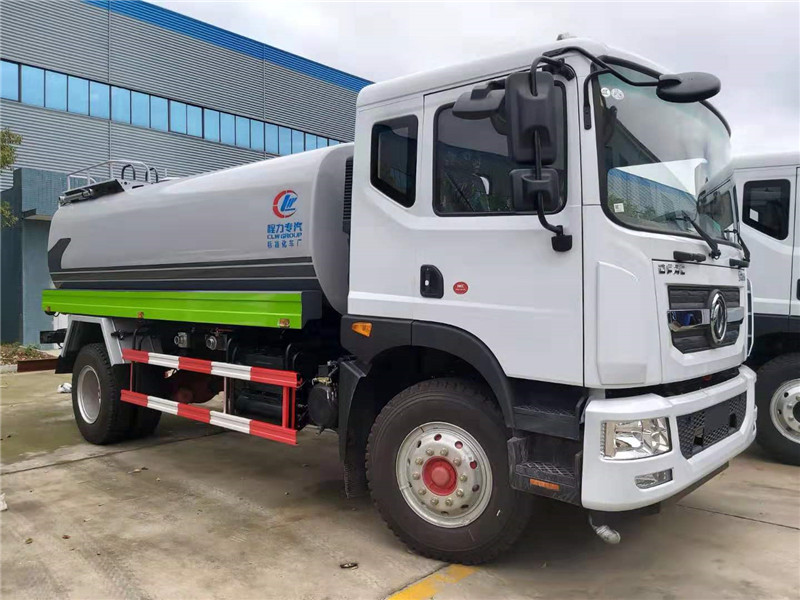 東風(fēng)多利卡噴灑車(chē)廣泛應(yīng)用于公路、運(yùn)動(dòng)場(chǎng)地的保濕、降溫