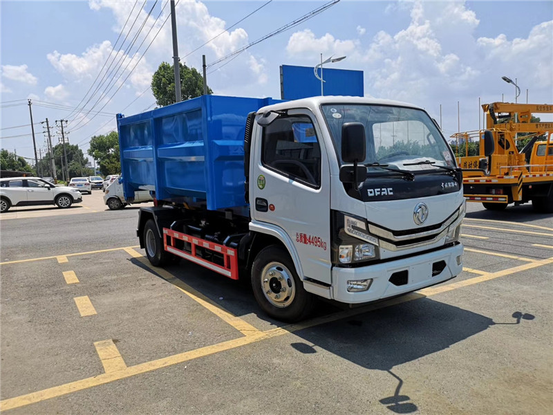 東風(fēng)天錦12噸壓縮垃圾車車尾部帶雙液壓支腿，車身穩(wěn)定