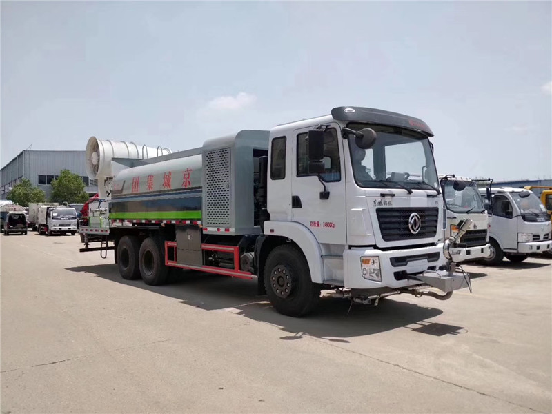 東風(fēng)153后雙橋噴霧降塵車功力強(qiáng)、射程遠(yuǎn)、穿透力強(qiáng)、霧粒附著力強(qiáng)