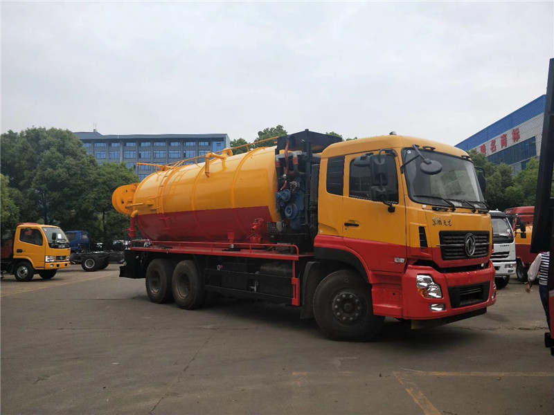 東風(fēng)凱普特清洗吸污車可自吸自排，工作速度快，容量大