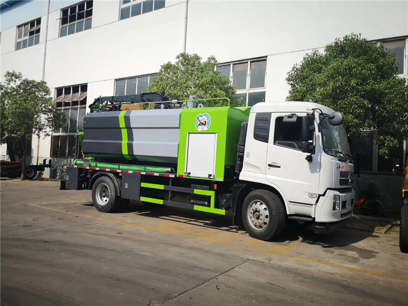 東風(fēng)多利卡D9吸污車水箱進(jìn)水口為球閥式消防栓方便開關(guān)，經(jīng)久耐用