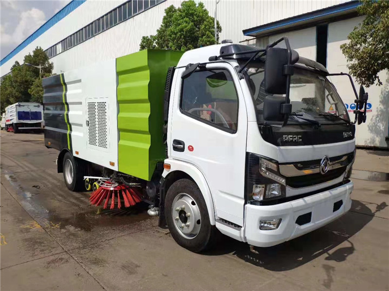 東風(fēng)多利卡掃路車?yán)湎路脚溆袊婌F噴桿，噴霧噴桿上裝噴霧噴嘴