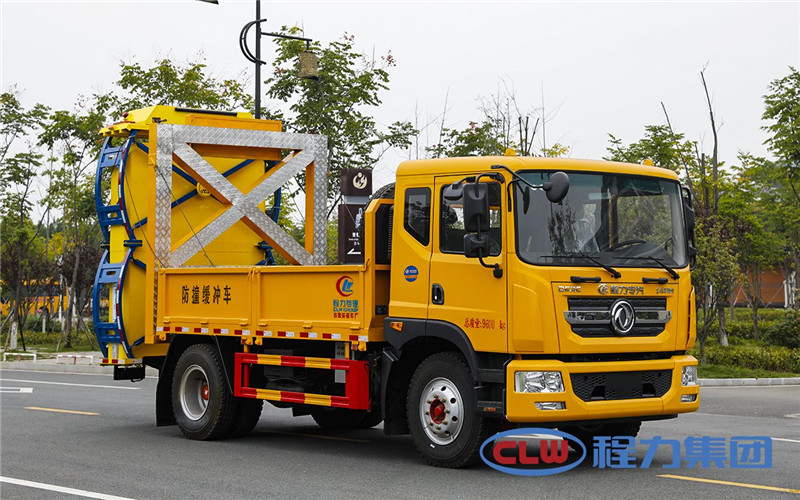 東風(fēng)多利卡防撞緩沖車(chē)通過(guò)自身結(jié)構(gòu)變形吸收撞擊能量，降低危險(xiǎn)