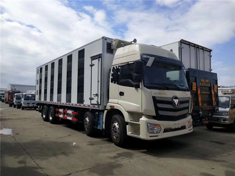 東風(fēng)天錦散裝飼料車車小巧靈活，轉(zhuǎn)彎半徑小，卸料速度快