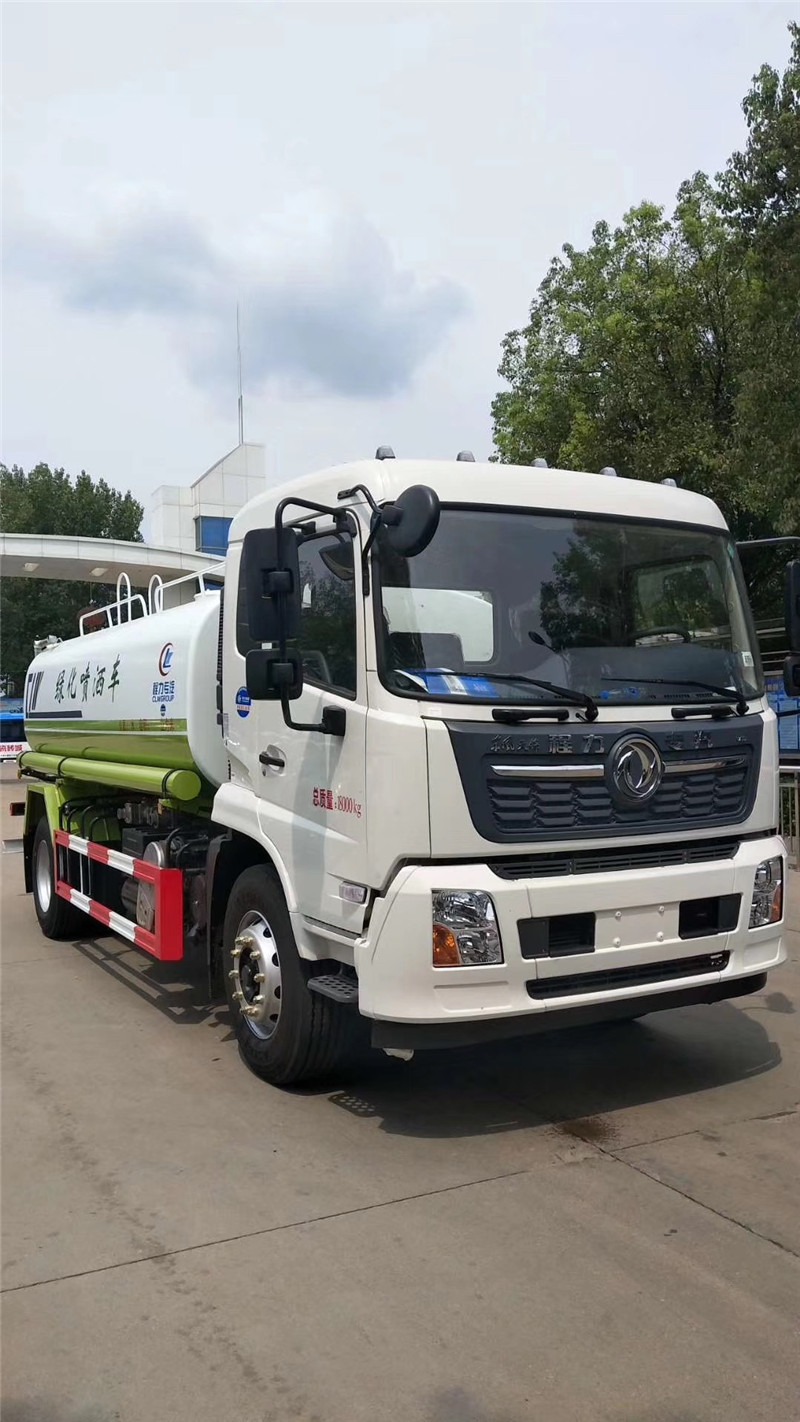 東風多利卡噴灑車帶30米全自動霧炮噴藥機，主要用于綠化帶養(yǎng)護使用