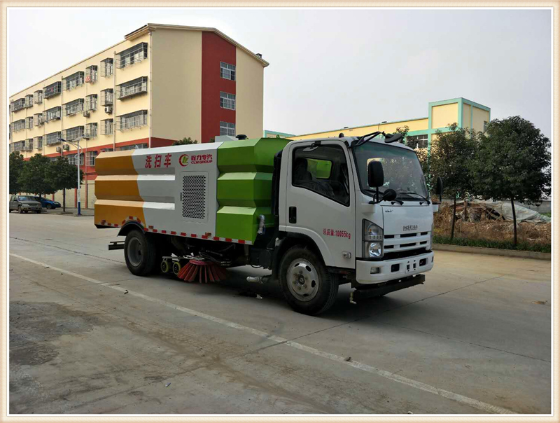 東風(fēng)多利卡洗掃車采用重汽豪沃國六二類底盤改裝，工作更為可靠