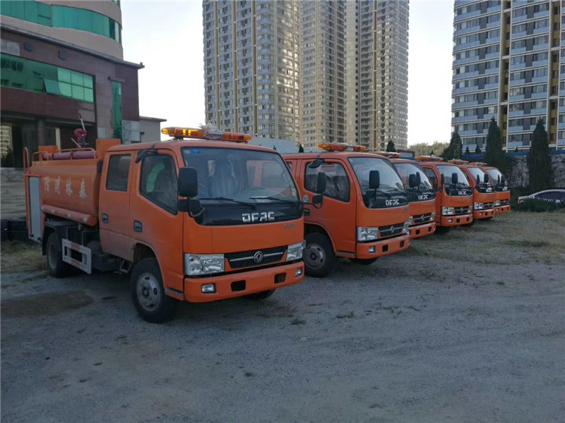  東風(fēng)5噸消防灑水車(chē)采用國(guó)標(biāo)Q235B型碳鋼板制造，適合撲救一般性火災(zāi)