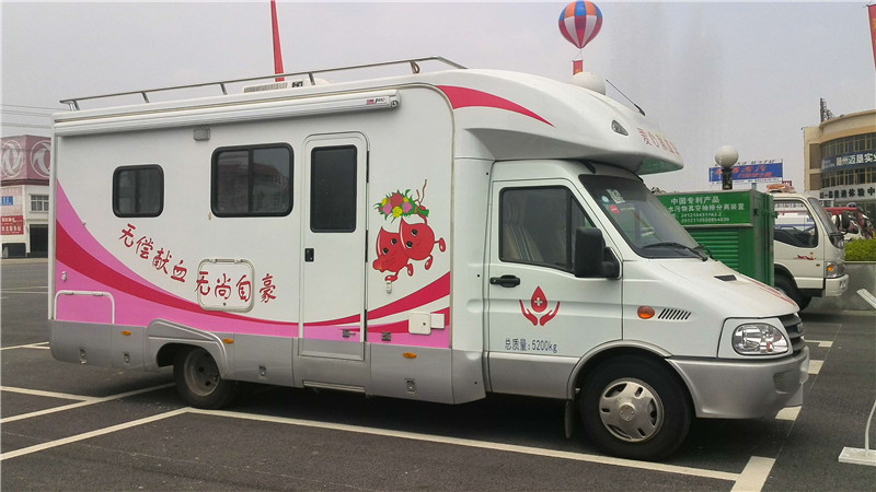東風(fēng)御風(fēng)長(zhǎng)軸高頂B型房車(chē)全車(chē)旅居區(qū)域全部采用游艇地板