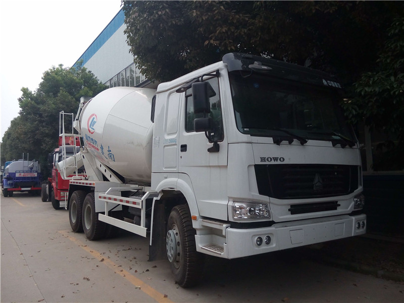 東風(fēng)福瑞卡攪拌車，各部件量正?？煽浚行岣卟僮魅藛T上下安全性