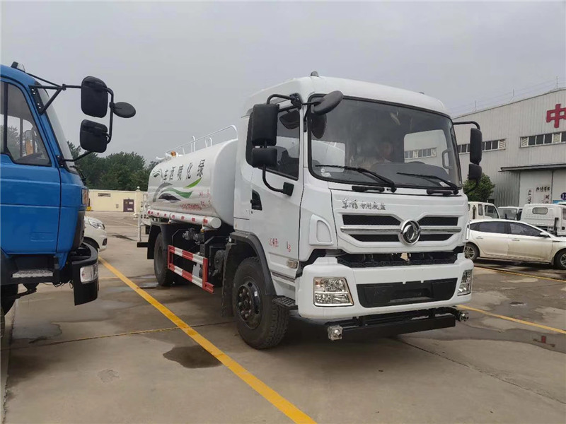 東風(fēng)天錦多功能抑塵車可360度搖控旋轉(zhuǎn)，達(dá)到全方位大面積精準(zhǔn)噴霧