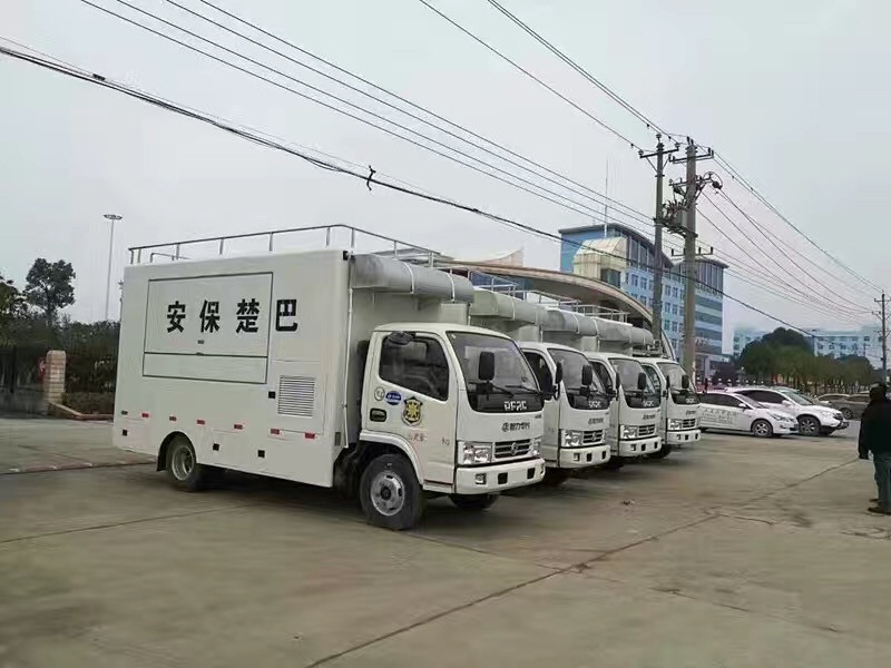  東風(fēng)天龍冷藏車采用木質(zhì)結(jié)構(gòu)工藝，門框加有隔熱條，使用壽命更長