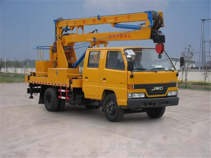 東風(fēng)D7多利卡高空作業(yè)車升降平臺性好，轉(zhuǎn)移場地方便，外型美觀