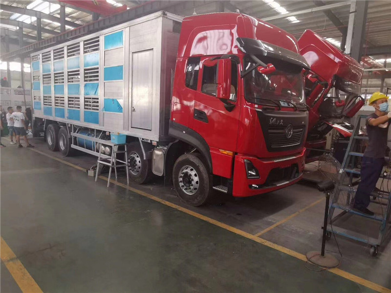 東風(fēng)多利卡畜禽運(yùn)輸車(chē)車(chē)廂板采用工裝夾具壓制成瓦棱型，強(qiáng)度韌性高