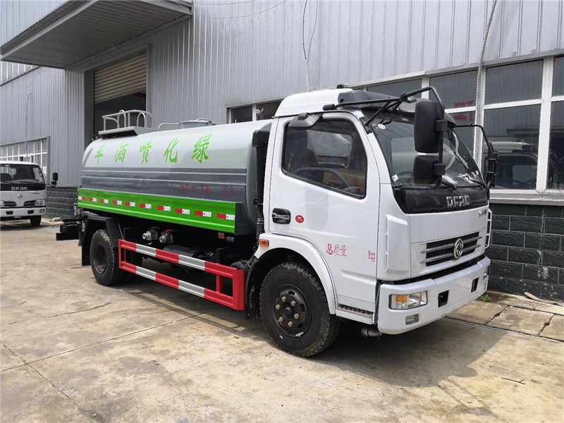 東風(fēng)D17后八輪噴灑車具有防波作用，以減低汽車行駛時(shí)罐體液體的沖擊