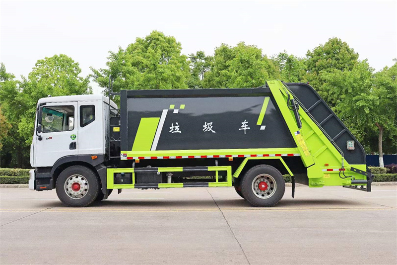 天錦壓縮垃圾車壓縮容量大、密封性好、裝料方便、自動化程度高