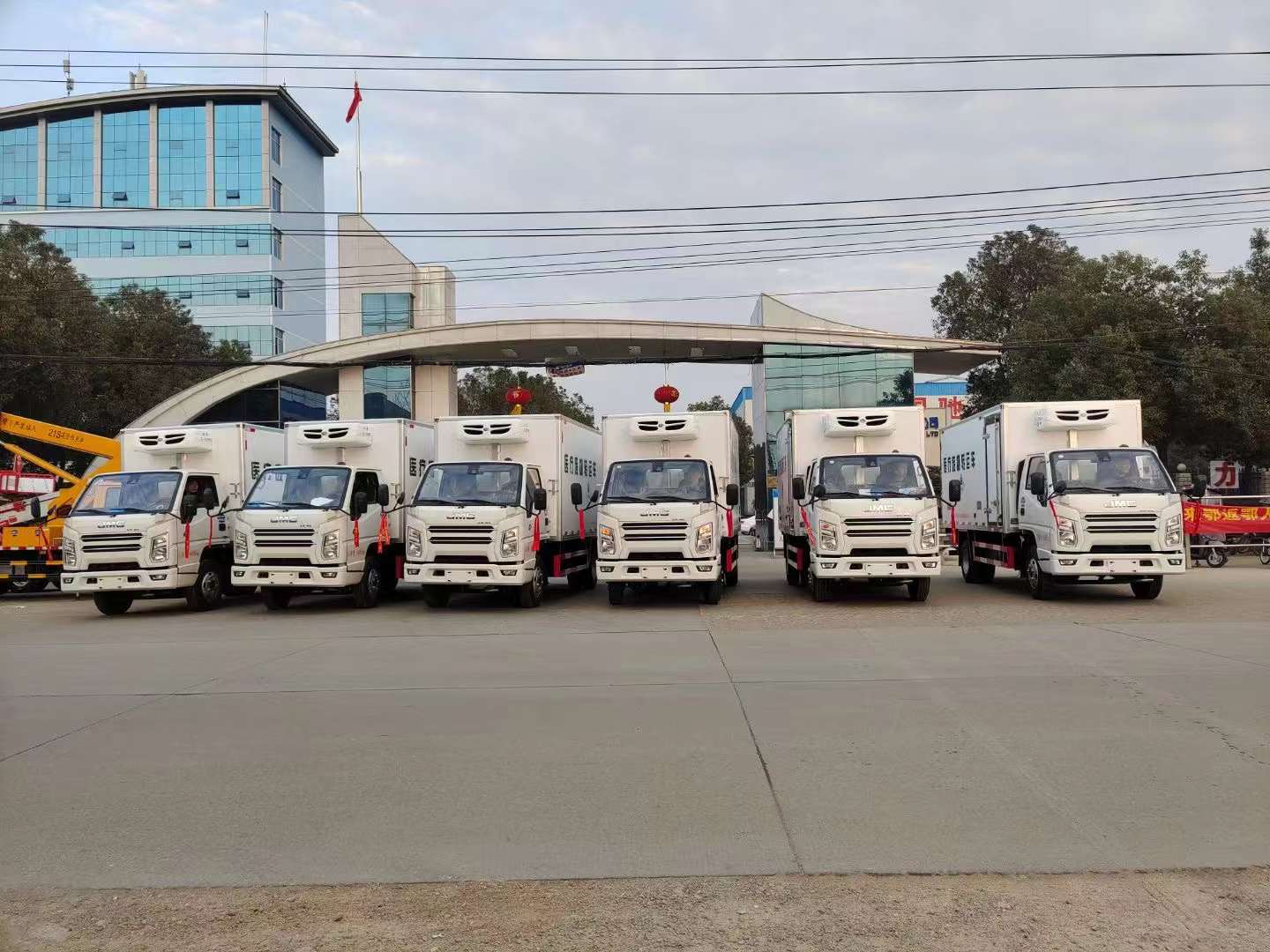 疫情肆虐全國，救護車，核酸檢測車，醫(yī)療廢物轉(zhuǎn)運車廠家加班加點