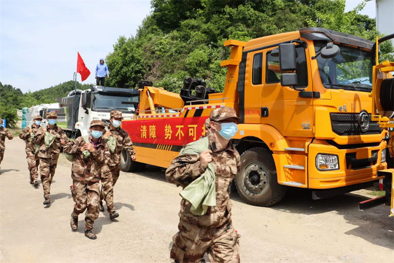 程力掃路車、抑塵車、清障車配合官兵開展防汛演習(xí) 提高應(yīng)急能力