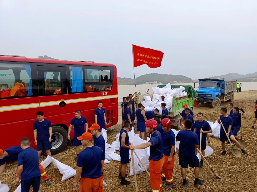 惡劣天氣垃圾清運車、吸污車、搶險救援車來幫忙
