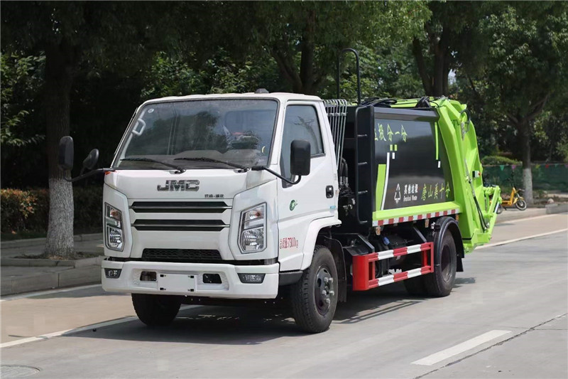 江鈴小型地下室壓縮垃圾車(chē)